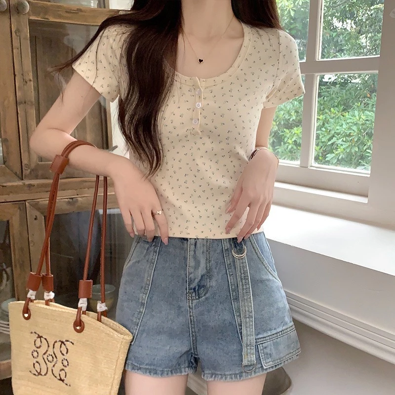 เสื้อหญิงคอ U ลายดอกไม้เล็ก ทรง BM ตัวสั้น ใส่แล้วผอม พร้อมส่ง