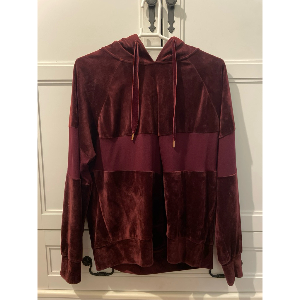 เสื้อฮู้ด กำมะหยี่ สีแดง Oysho ไซส์ S มือสอง