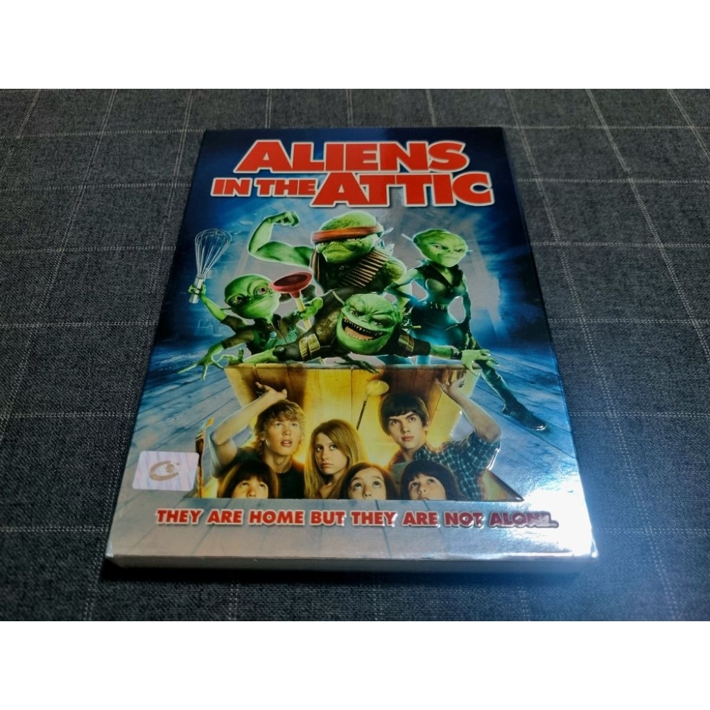 DVD ภาพยนตร์คอมเมดี้แฟนตาซีสุดฮา "Aliens in the Attic / มันมาจากข้างบนกับแก๊งซนพิทักษ์โลก" (2009)