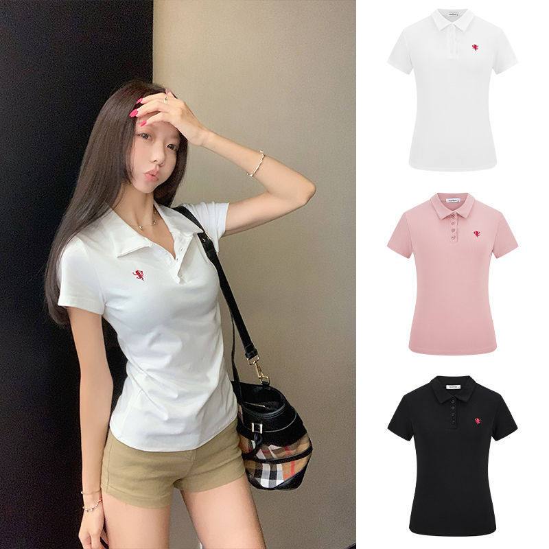 เสื้อโปโลสปอร์ตลำลอง ไหล่ทรงตรงดูเรียบหรู แขนสั้น เอวเข้ารูป กระชับหุ่น สไตล์หวานแซ่บ พร้อมปักลายที่ปกคอ