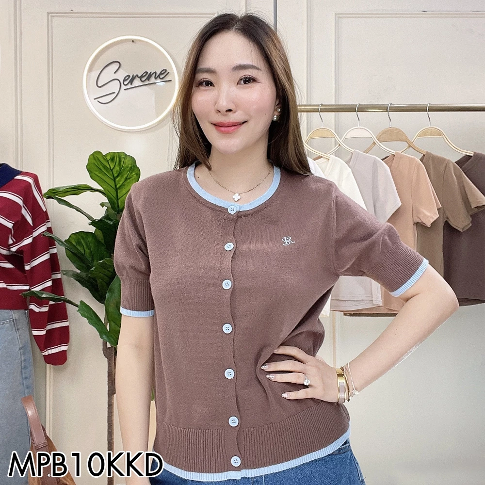 Serene's Choice เสื้อไหมพรม แขนสั้น ผ่าหน้า กระดุมทูโทน ผู้หญิง Knit Top ปักโลโก้ Serene
