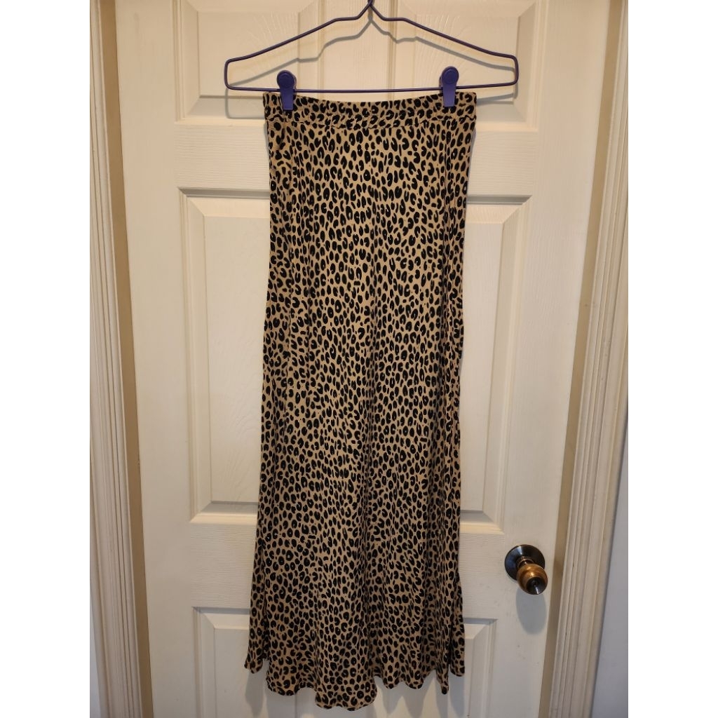 Leopard print skirt แบรนด์ Zara (size M) เอวเป็นยางยืด สาว size L ใส่ได้