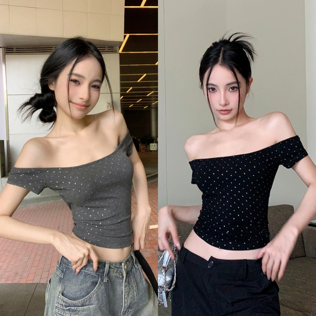 Beryl🎉เสื้อยืดเปิดไหล่เซ็กซี่ เสื้อยืดรัดรูป🎈ดีไซน์ประดับเพชร ทรงเข้ารูป สไตล์เกาหลีเรียบง่าย