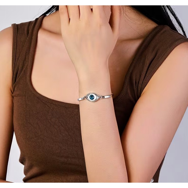 กำไลevileyes หรือ Nazar "ตาศักดิ์สิทธิ์" ที่ช่วยปกป้องคุณจากสายตาอิจฉาริษยา และพลังลบต่างๆ โดยทำหน้าที่เหมือนกระจกสะท้อน