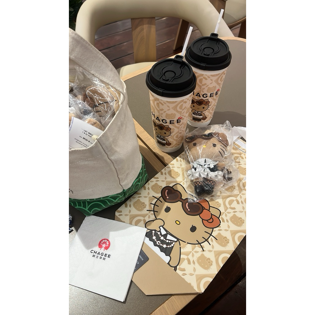 พร้อมส่งด่วนมาก🌟❗️💯กระเป๋าคิตตี้ หรือ กิ๊บคิตตี้หรือ พวงกุญแจ🤎✨ chagee x hello kitty 🤎 (กิ๊บติดผมหรือกระเป๋า)