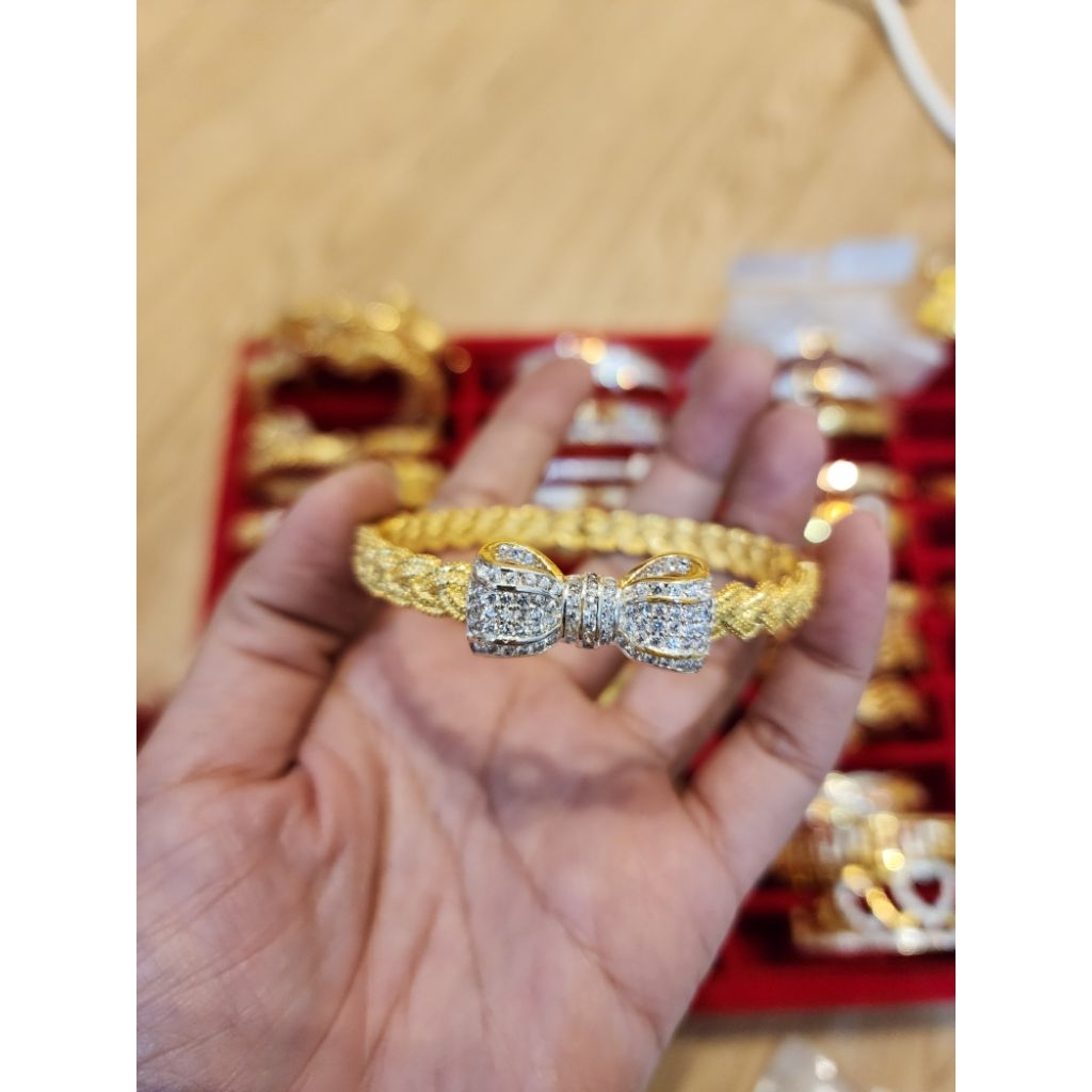 กำไลโบว์ฝังเพชรวิ๊งๆลายเปียมีตัวล็อคเปิดปิดได้