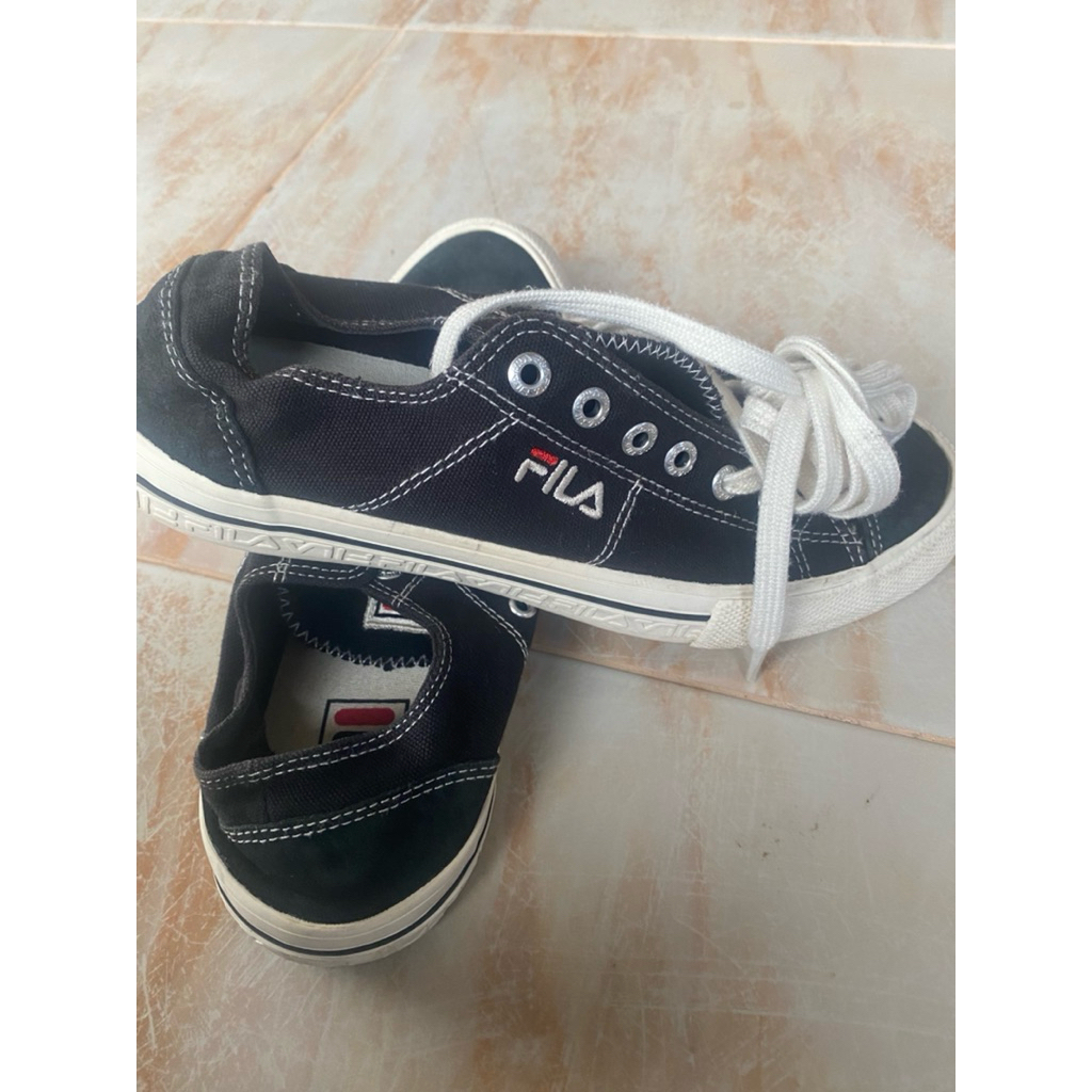 รองเท้าผ้าใบfilaมือสอง