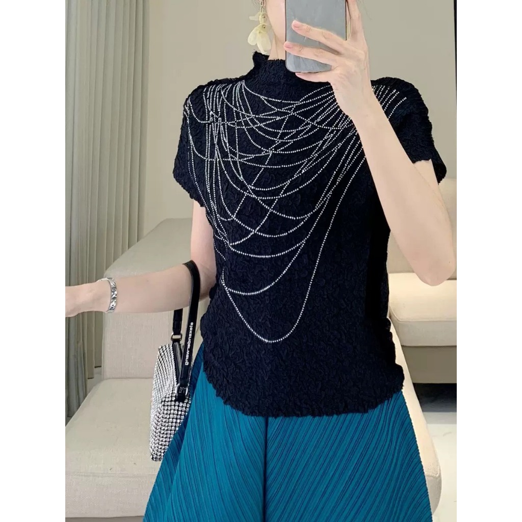 Pleatbynisa A960 เสื้ออัดพลีทคอสู พอดีตัว แต่งลายกริตเตอร์ สวยเก๋