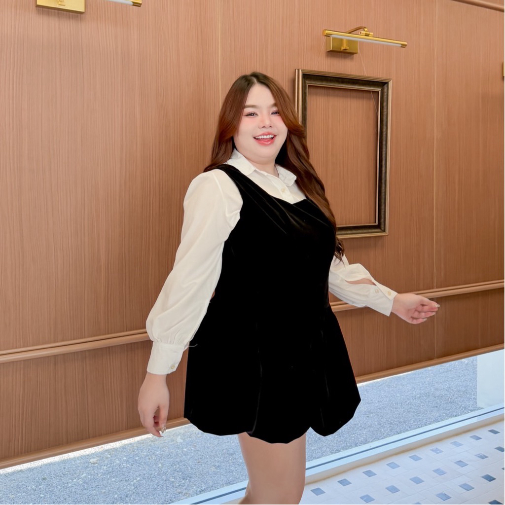 Lady M | Maison Velvet set plussize เดรสเอี๊ยมสีดำมาพร้อมเสื้อเชิ้ตขาวแขนยาว สไตล์ลูกคุณหนู น่ารัก ใส่ทำงาน เที่ยว คาเฟ่ - รูปที่ 4