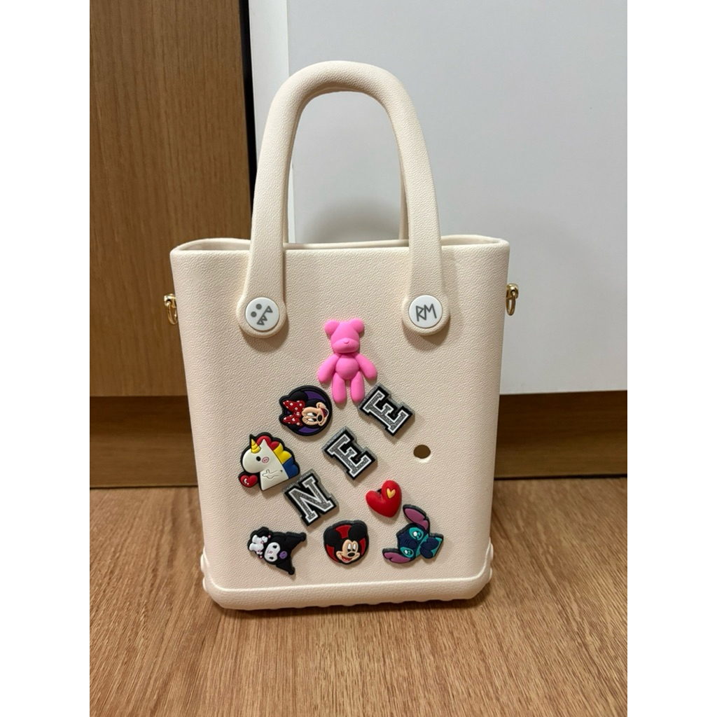 กระเป๋า RM สีครีม พร้อมอุปกรณ์ตกแต่ง