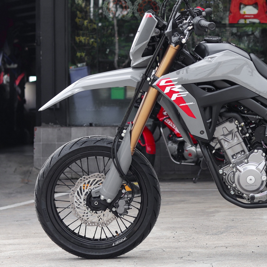 การ์ดโช้คหน้าแท้ศูนย์ CRF300L ABS 2025 สีเทาดำ (แท้ศูนย์ Honda 51610-K1T-EU0ZA, 51620-K1T-EU0ZA) - รูปที่ 2