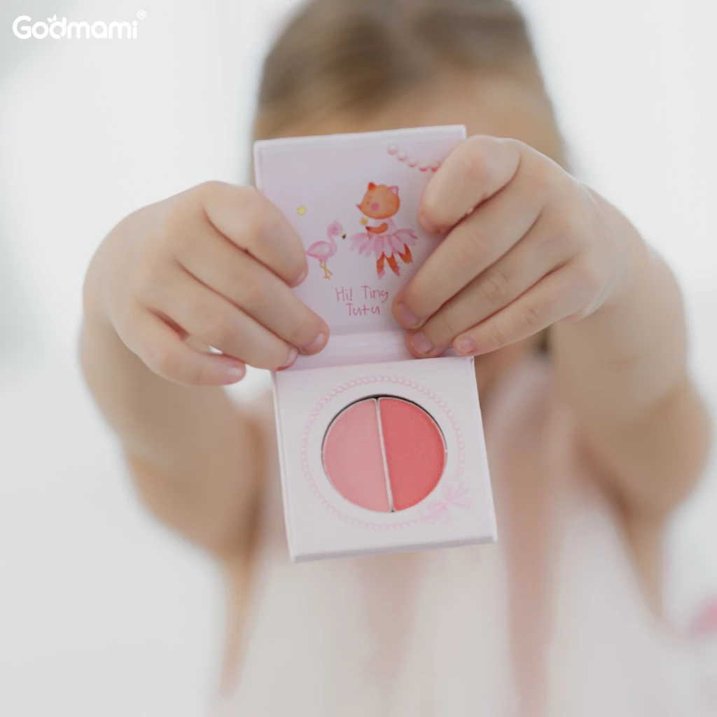 Godmami บลัชออนอัดแข็งสำหรับเด็ก ผสมกลิตเตอร์จางๆ มาย มินิพ็อคเค็ท thumbnail 4