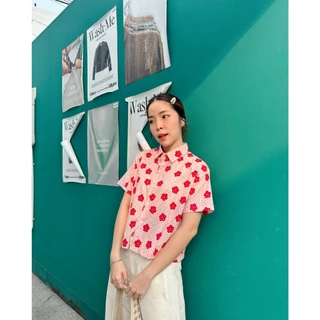 MalaOriginal |【พร้อมส่ง】Hong Fu Crop Shirt 🪭 เสื้อเชิ้ตครอป แขนสั้น ลายดอกไม้ ดอกเหมยแห่งความโชคดี สีสันสดใสมาก