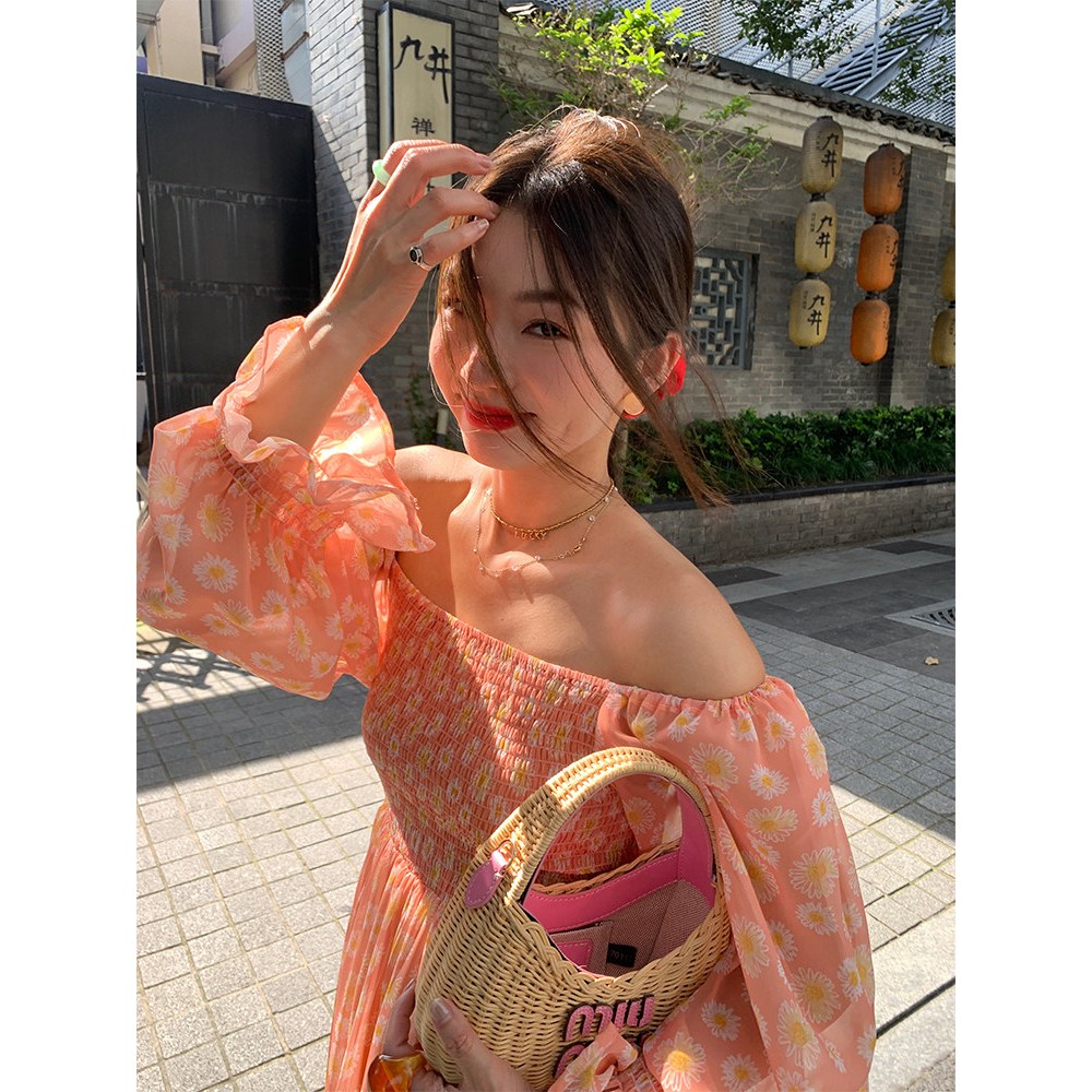 ผู้หญิงคนเล็กกระโปรงลายดอกไม้คอฤดูใบไม้ร่วงฤดูใบไม้ร่วงโรยด้วยผ้าชีฟอง