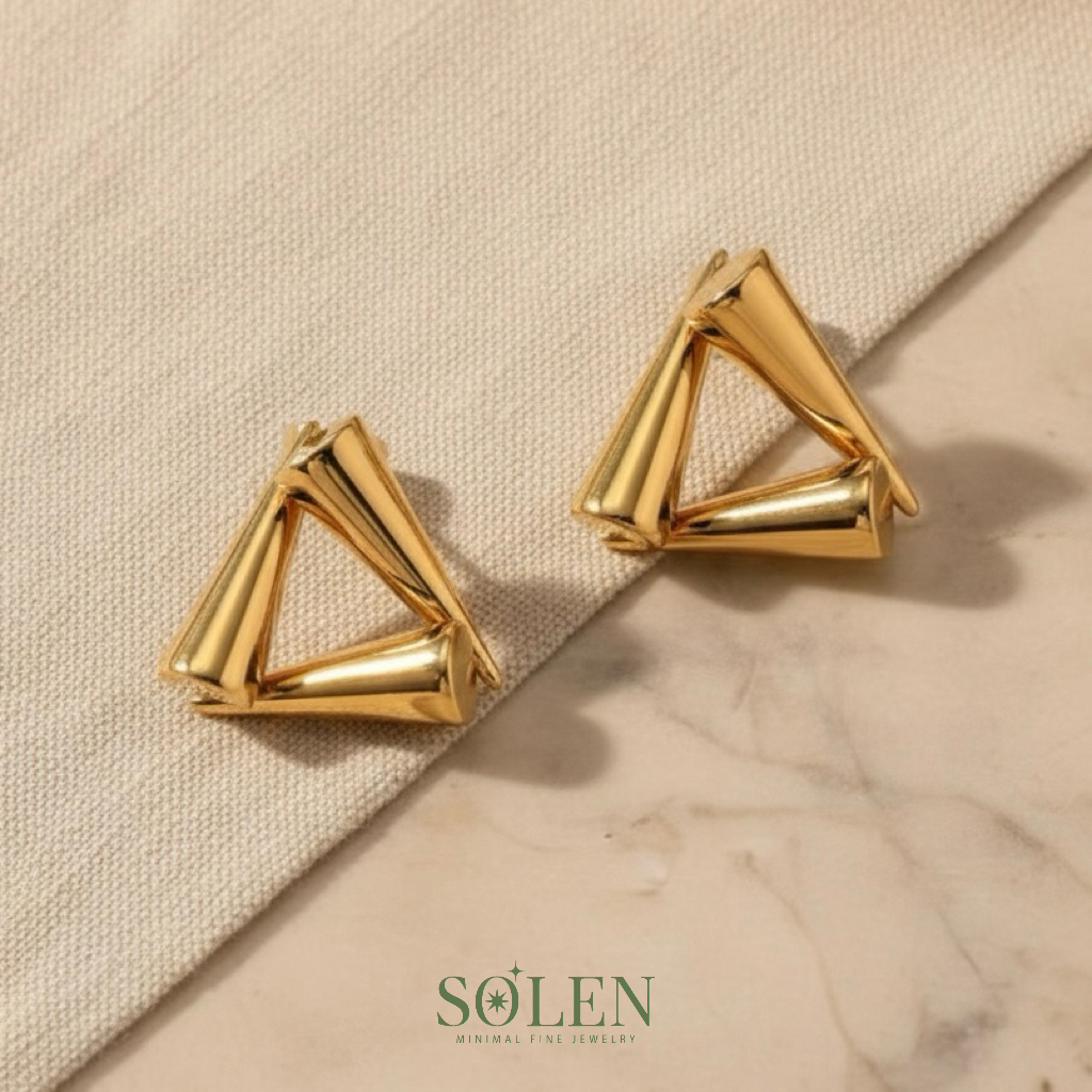 SOLEN Prism ต่างหูทรงสามเหลี่ยม 3D สไตล์เรขาคณิต สแตนเลสแท้ งานพรีเมียม ผิวแพ้ง่ายใส่ได้ ราคา ถูกที่สุด ดีลบีเคเค แกลเลอรีภาพที่ 3