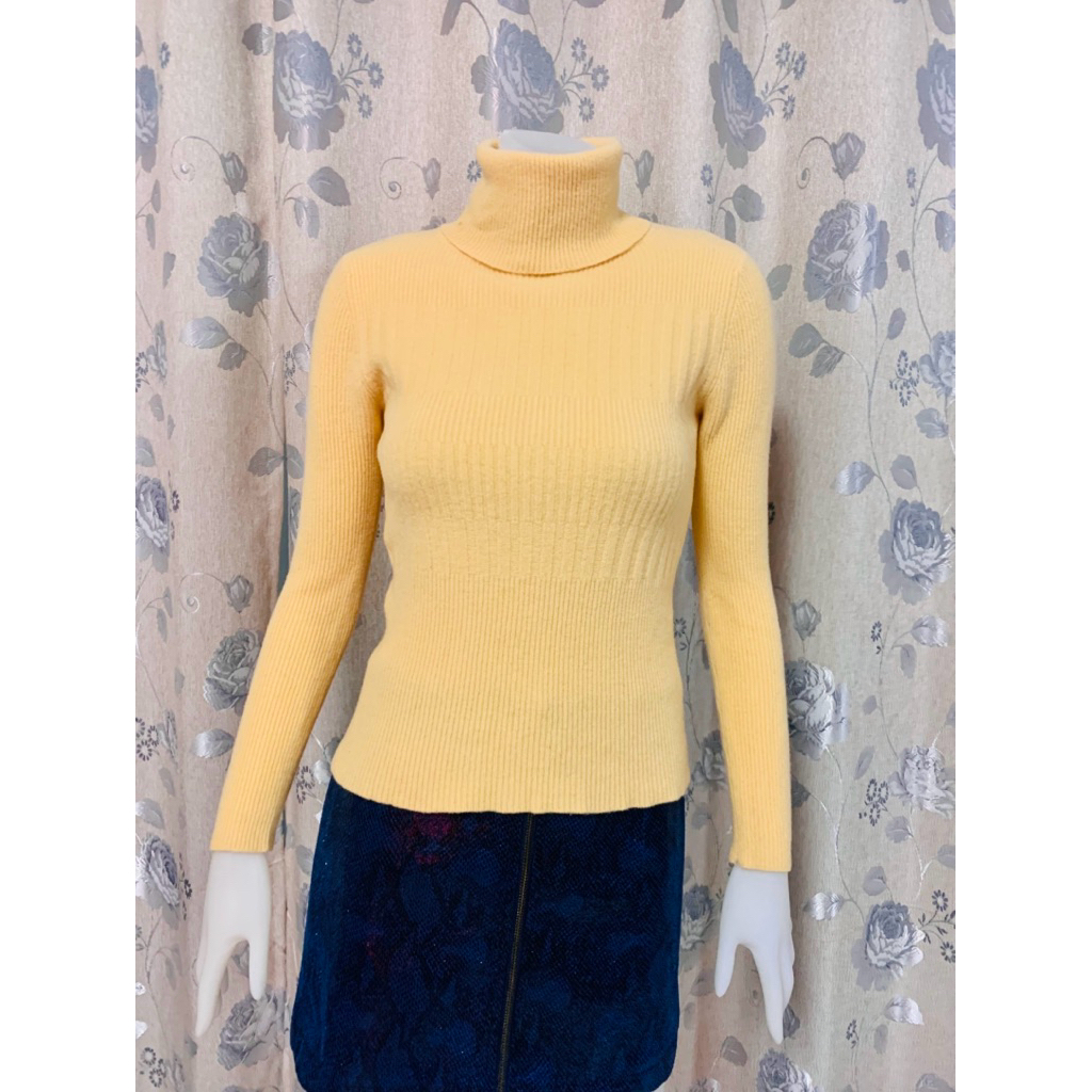 (SWY606)  เสื้อสเวตเตอร์ไหมพรมคอเต่า ลายร่องสีเหลือง แบรนด์ NICE CLAUP อก 30“ (ยืดได้ถึง 38”) ⭐️มือส