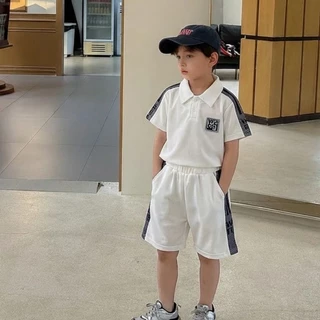 ชุดเสื้อโปโลเด็ก: เสื้อแขนสั้น + กางเกงขาสั้น สไตล์เกาหลี ทันสมัย ​​สปอร์ต ผ้าเนื้อเบา ระบายอากาศได้ดี และแห้งเร็ว