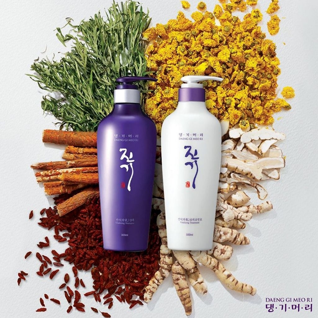 Exp.2027​แชมพู​ลดผมร่วงสูตรสีม่วง Daeng Gi Meo Ri Vitalizing Shampoo 300 ml.+Treatment 300ml