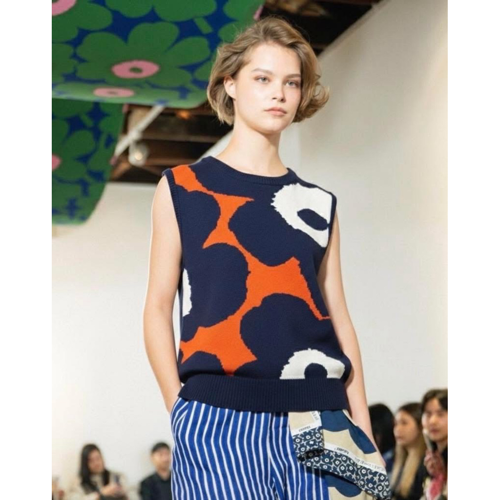 เสื้อกั๊กไหมพรมคอตตอนที่ลาย โดดเด่น ทรงตรง เข้ารูปเล็กน้อย คอกลม แขนแบบจั๊มพ์ เพิ่งมาใหม่ล่าสุดค่ะ