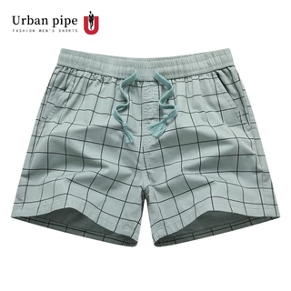 URBAN PIPE กางเกงขาสั้นผู้ชายลำลองรุ่นใหม่ปี 2026 ความยาวเหนือเข่า แบบกลาง สีเรียบ ดีไซน์ทันสมัย เอวยางยืด รหัส 520555