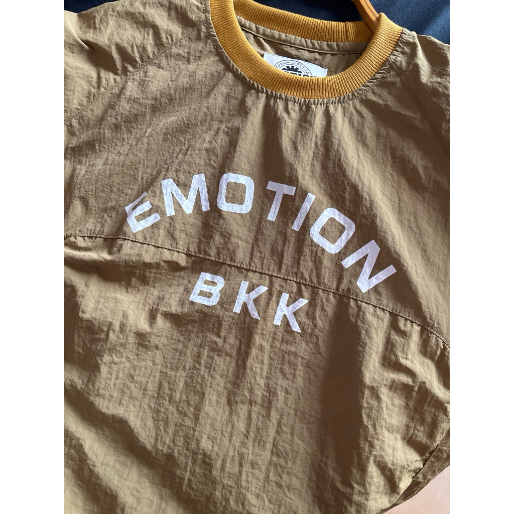 มือสอง. Emotion. เสื้อ oversize ผ้าร่ม jumper