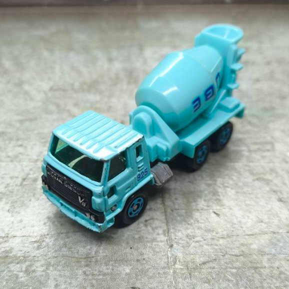 Tomica โมเดลรถเหล็กโทมิก้า บรรทุกผสมปูนซีเมนต์ (mixer truck) Nissan-Diesel Resona V8 No.53 S=100