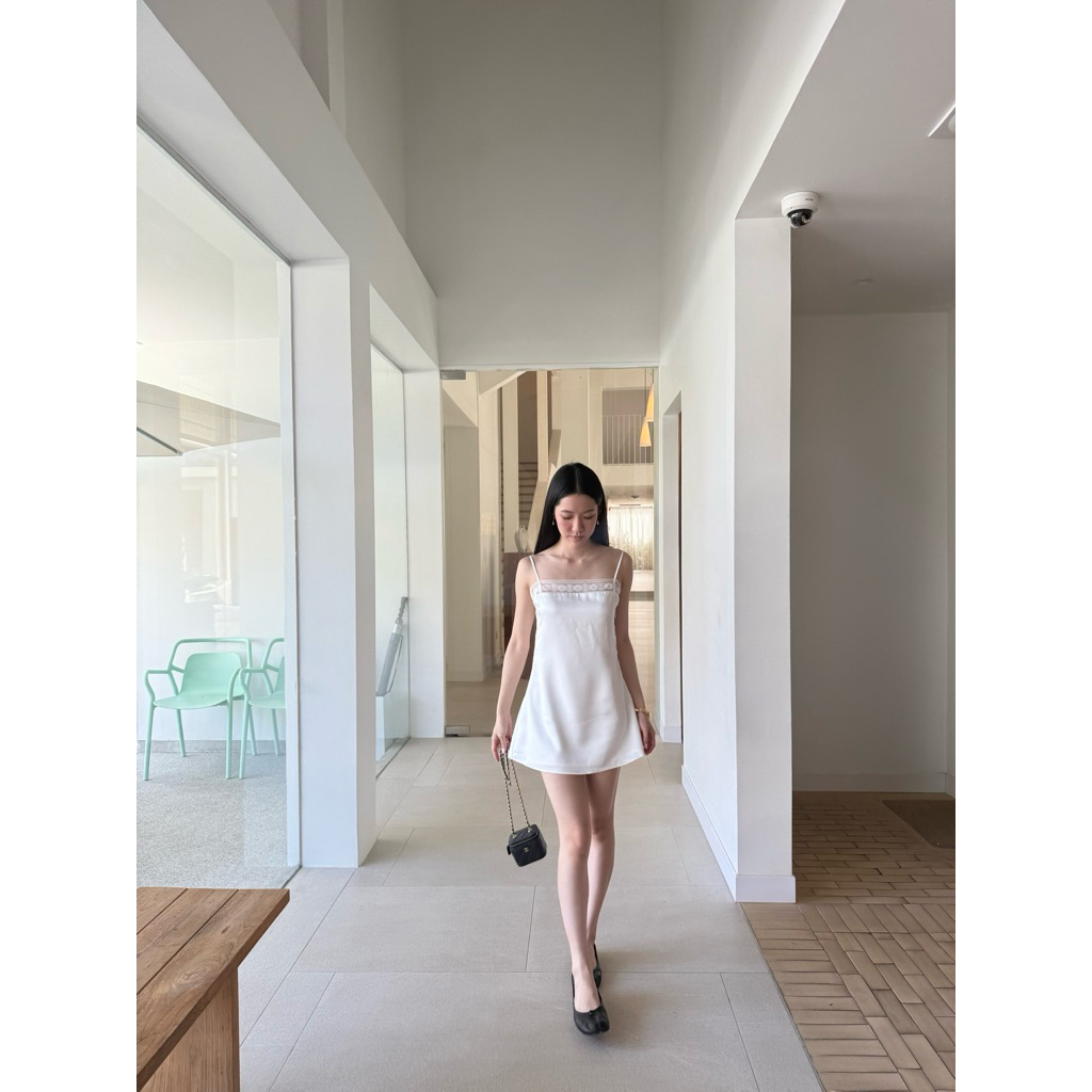 LE DOS - Hailey Mini Dress เดรสสั้น สายเดี่ยวลายลูกไม้