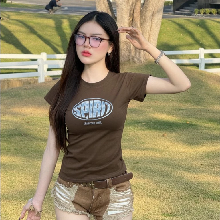 เสื้อยืดเข้ารูป สกรีนลายโลโก้ช่วงอก พร้อมส่ง สาวอวบใส่ได้ ผ้ายืดร่องใส่สบาย Y2K รุ่น แครอท SPIRIT
