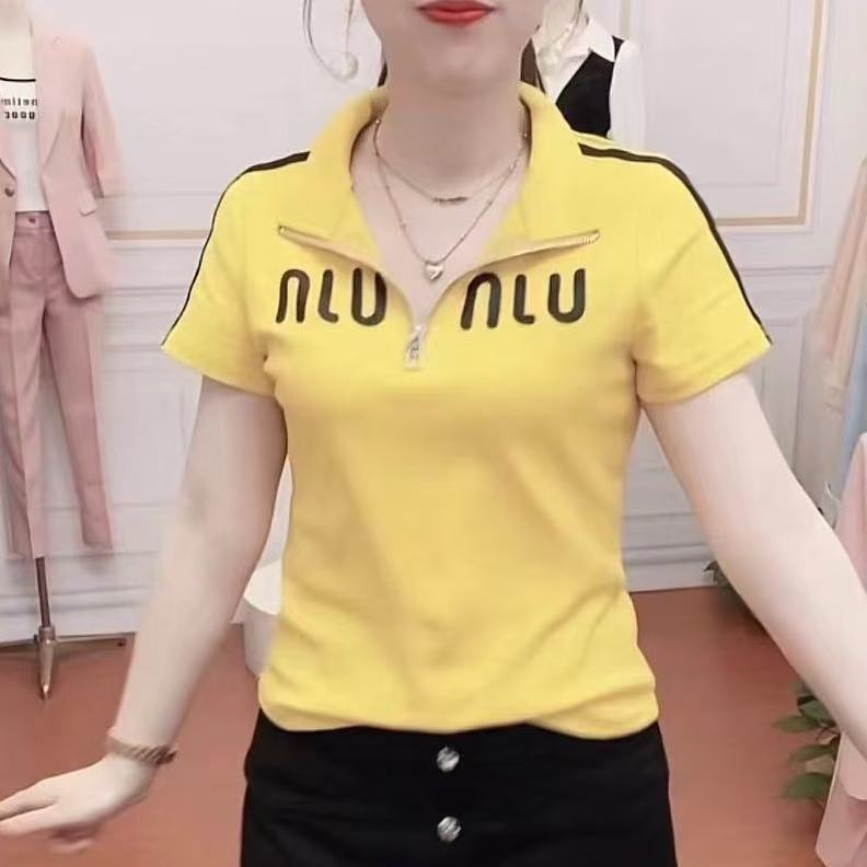 เสื้อโปโลซิปหน้าพิมพ์ลายตัวอักษรสำหรับผู้หญิง สไตล์ใหม่สำหรับฤดูร้อน ไซส์เล็ก ช่วยอำพรางหน้าท้อง ทำให้ดูผอมเพรียว เสื้อย