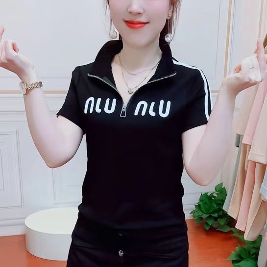 เสื้อโปโลซิปหน้าพิมพ์ลายตัวอักษรสำหรับผู้หญิง สไตล์ใหม่สำหรับฤดูร้อน ไซส์เล็ก ช่วยอำพรางหน้าท้อง ทำให้ดูผอมเพรียว เสื้อย