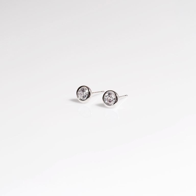 SWAN - Single Bezel Earring ต่างหูเงินแท้ ฝังเพชร Cubic Zirconia เพิ่มความแพงให้ใบหน้าอย่างพอดี