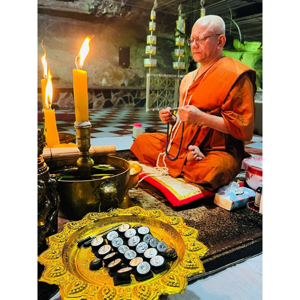 เบี้ยแก้เสือนอนกิน รุ่นเเรก พระอาจารย์ประสูติ มหาอำนาจโชคลาภ กันคุณไสย