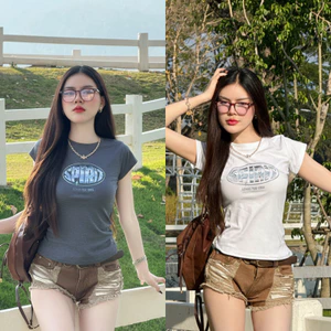 Spinnyhouse เสื้อยืดเข้ารูป สกรีนลายโลโก้ช่วงอก พร้อมส่ง สาวอวบใส่ได้ ผ้ายืดร่องใส่สบาย Y2K รุ่น แครอท SPIRIT