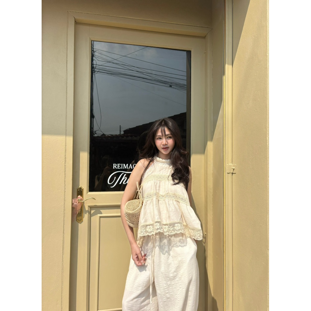 เสื้อเปิดหลังลูกไม้ ผูกโบว์ด้านหลัง คอกลม ผ้าใส่ไม่คันผิวนะคะ เหมาะกับช่วง summer ทะเล ☀️ **นางแบบอก 32 ใส่ไซส์ M นะคะ**