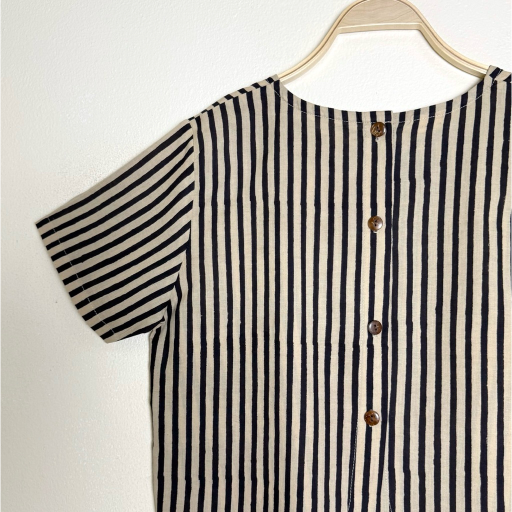 Serene Vintage Top เสื้อคอกลมแขนสั้นกระดุมผ่าหลัง ชายเสื้อโค้ง