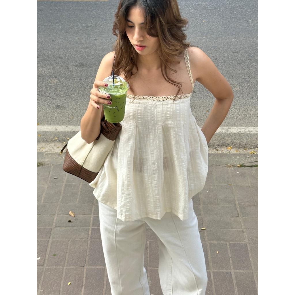 OLIVEE.co : Blume Top เสื้อสายเดี่ยวผ้าฝ้ายขอบลูกไม้