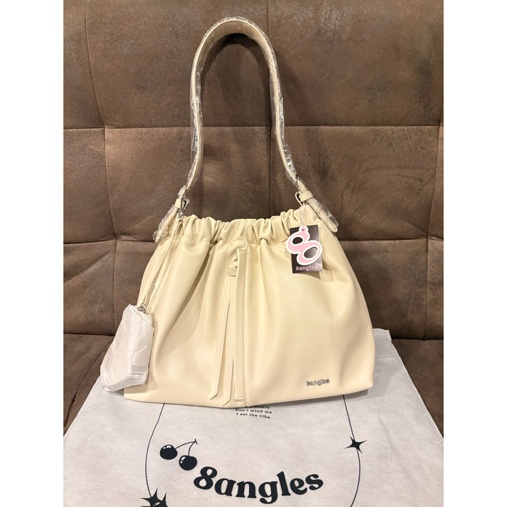 8angles กระเป๋ารุ่น Bambi สีครีม🤍✨(ใส่ipadได้+แถมฟรีพวงกุญแจหัวใจ)