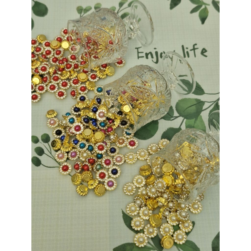 เพชรตกแต่ง DIY ขนาด 10 - 14 มิล แล้วแต่แบบ  1 ห่อ มี 50 เม็ด  สำหรับตกแต่งงานฝีมือ งานDIY