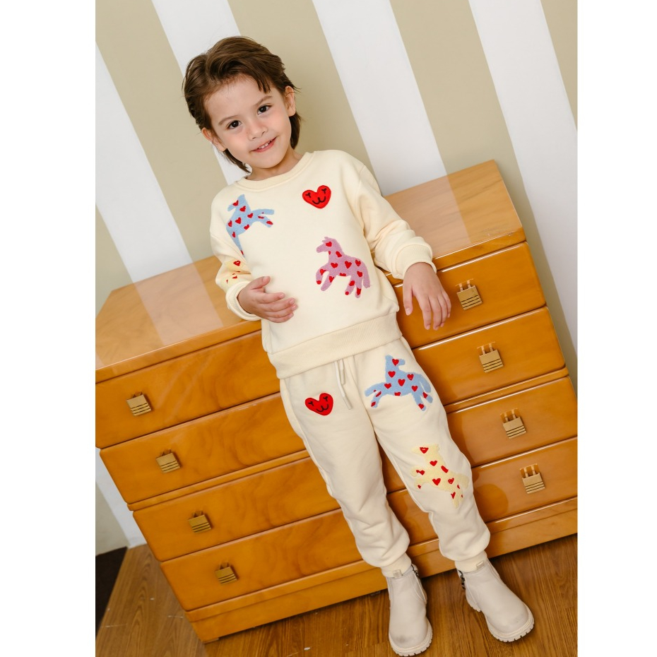 HTW - ชุด 𝗔𝗶𝗿𝗽𝗼𝗿𝘁 𝗹𝗼𝗼𝗸 สีครีมอบอุ่น เป็น Unisex ลายม้าสุดน่ารัก