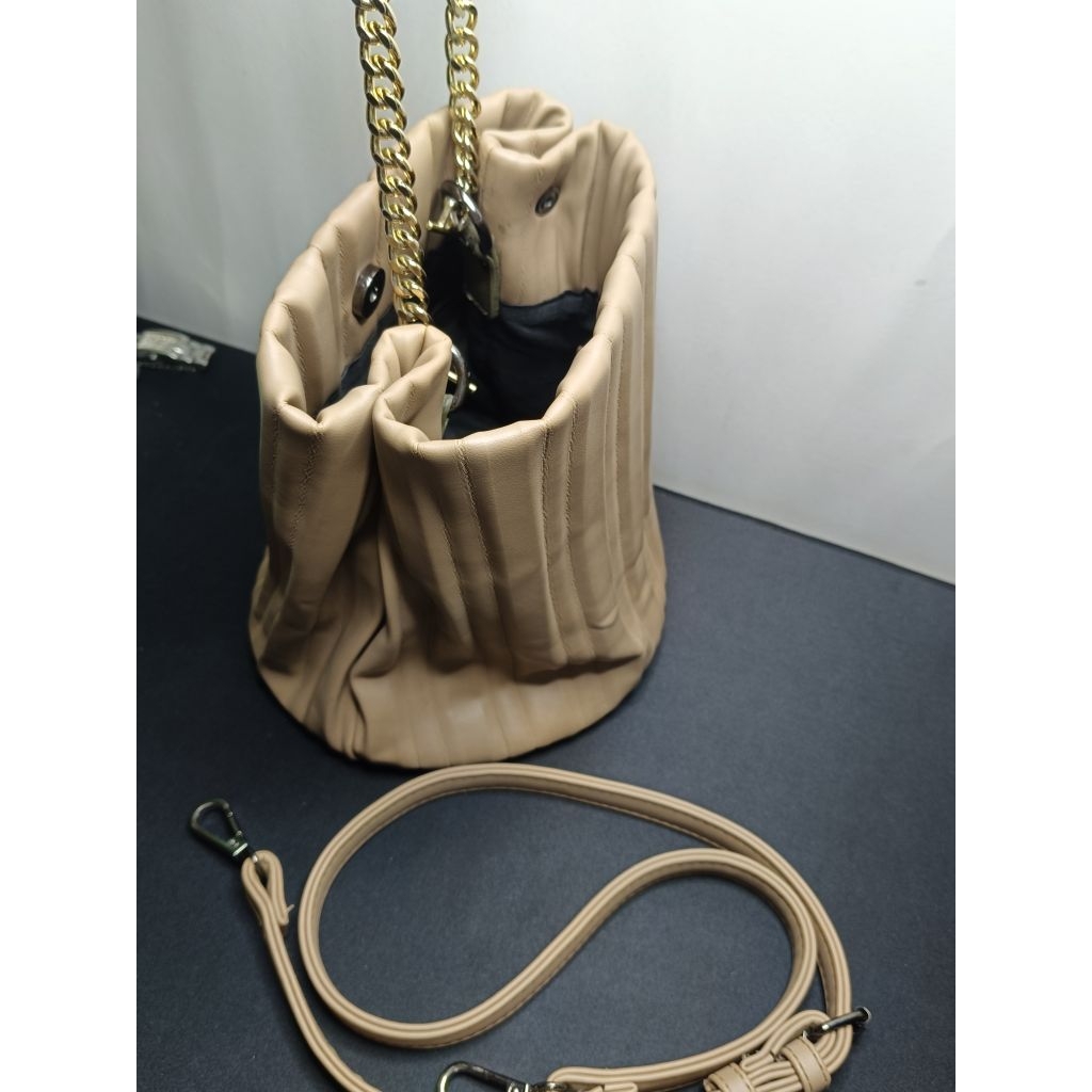 กระเป๋าทรงถังอัดพลีท Just In Case รุ่น Pearl มือสองสภาพดี ของแท้ 100%