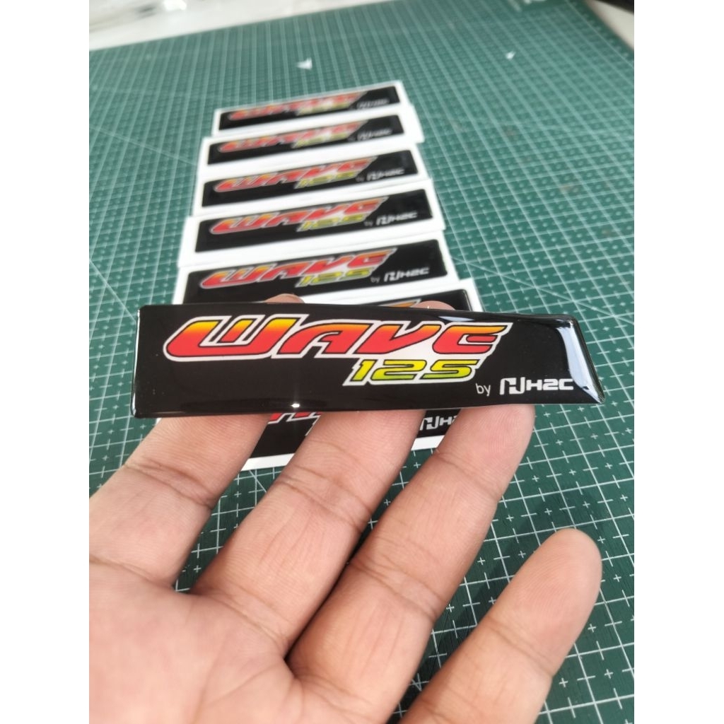 สติ๊กเกอร์ 3D ติดตะกร้าหน้า Honda Wave 125 ตรงรุ่น | โลโก้นูนเงา ทดแทนของเดิม | กันน้ำ กันแดด งานพรีเมียม