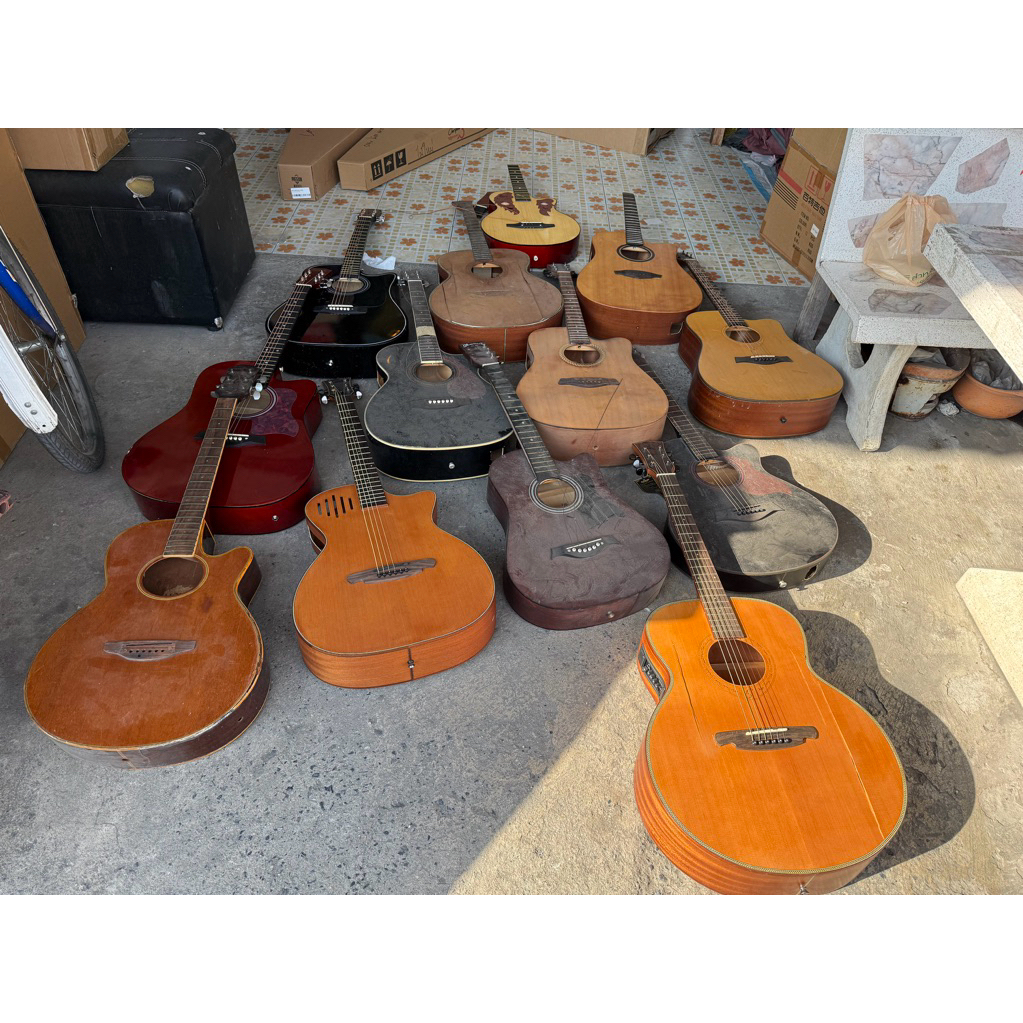 กีตาร์โปร่ง อะไหล่ ขายซาก ขายตามสภาพ มีตำหนิ บางตัวก็เล่นได้ปกติ บางตัวก็ซ่อมให้แล้วเอาไปทำประดับ ตกแต่งบ้าน นาฬิกาโคมไฟ