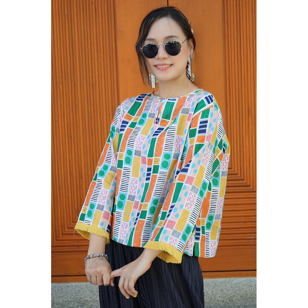 5th Jan เสื้อคอกลมวี แขนตรง 5 ส่วน แต่งพู่กันที่ปลายแขน กุ๊นรอบคอ ชายเสื้อตรงผ่าข้าง ผ้าลินินแท้ 100