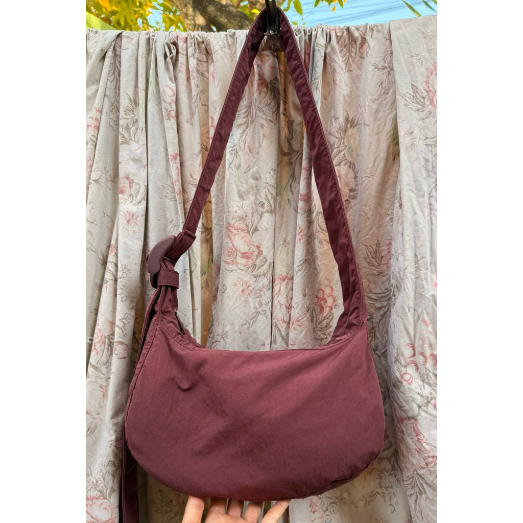 COS Summer 2025 สี Wine สวยมาก ๆ สีหายาก จุของดีมาก นน. เบา ซิบรูดง่าย ปรับสายสั้น-ยาว ได้หมด ซื้อ E