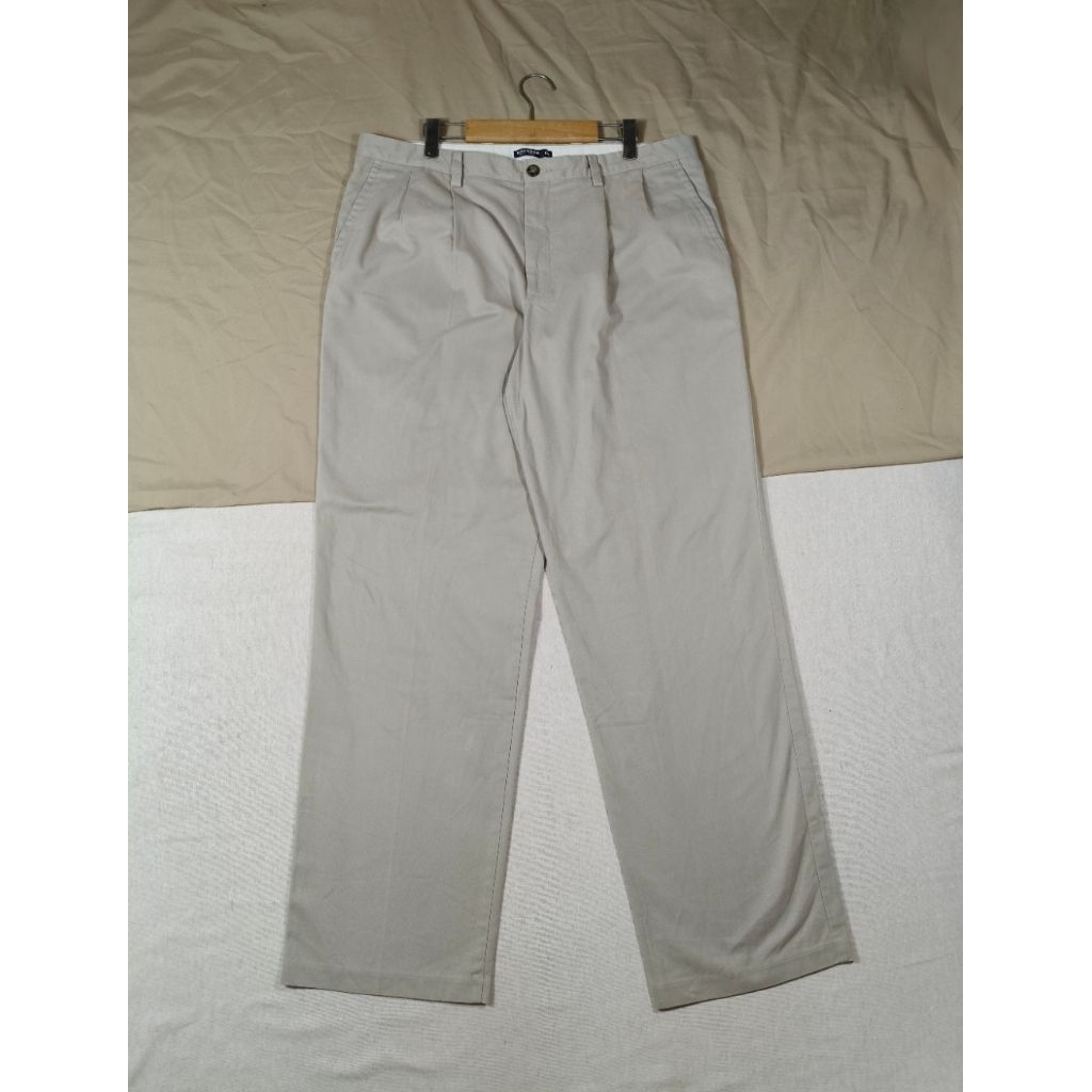 DOCKERS กางเกงขายาวผู้ชายผ้าคอตตอนสีกากีสภาพสวย
รอบเอว 38-39 สะโพก 50 ถึง 52 ความยาว 43.5 นิ้ว