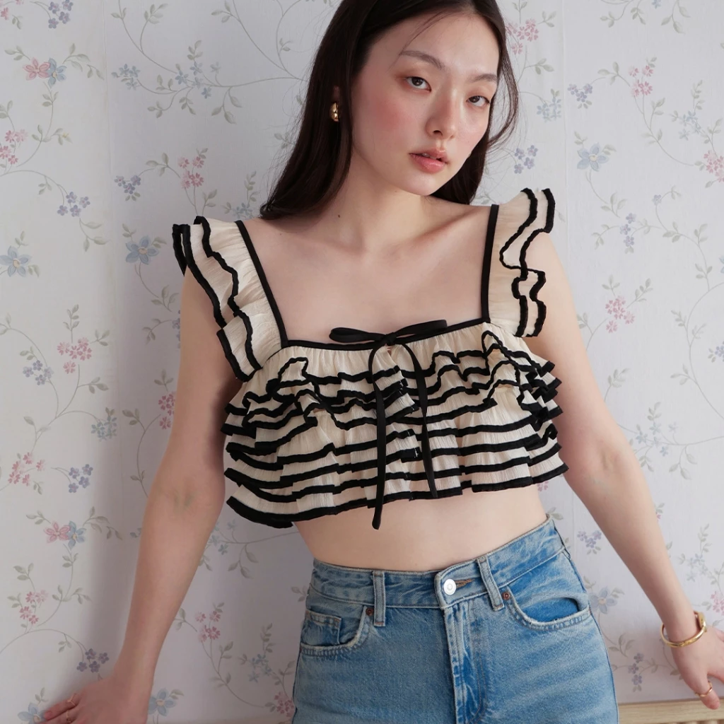 LUCA STUDIO_Nessa crop top - เสื้อครอปผ้าออแกนดี้รูดบาย สีครีมขอบดำ ดีไซน์เลเยอร์ซ้อนชั้นโบว์กลางอก