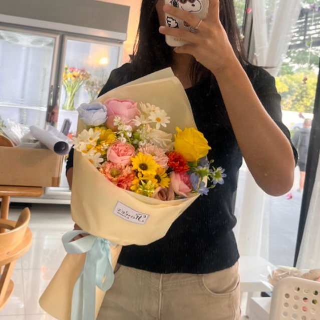 “ช่อคละดอกไม้” โทนสดใส เข้าช่อทรงสามเหลี่ยม ช่อสีครีม