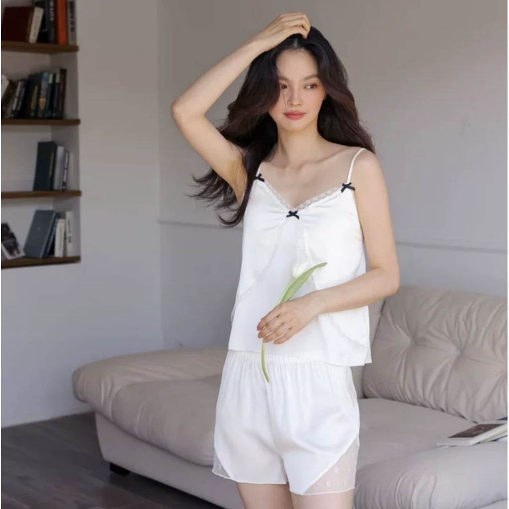 ชุดนอน Cloudy Kiss Pajamas (premium silk satin)