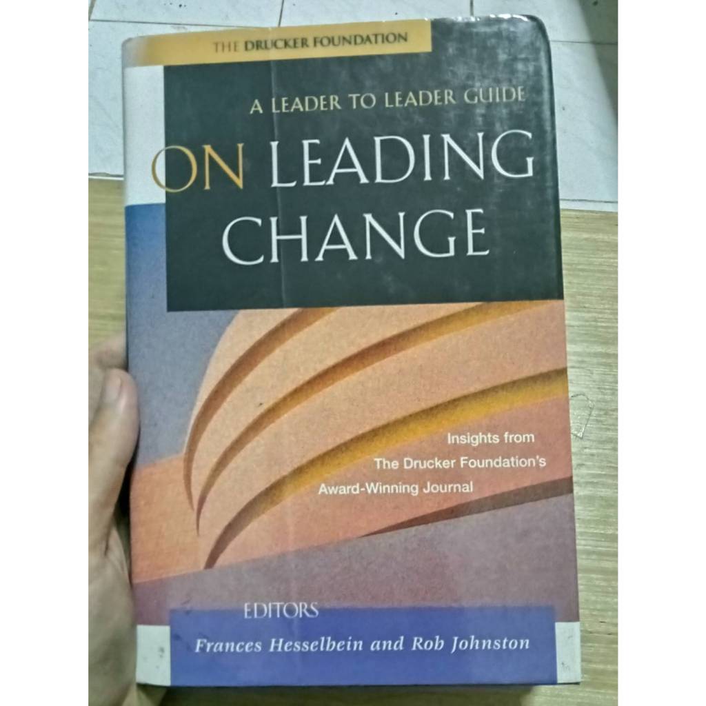 "On Leading Change: A Leader to Leader Guide" เขียนโดย Frances Hesselbein
