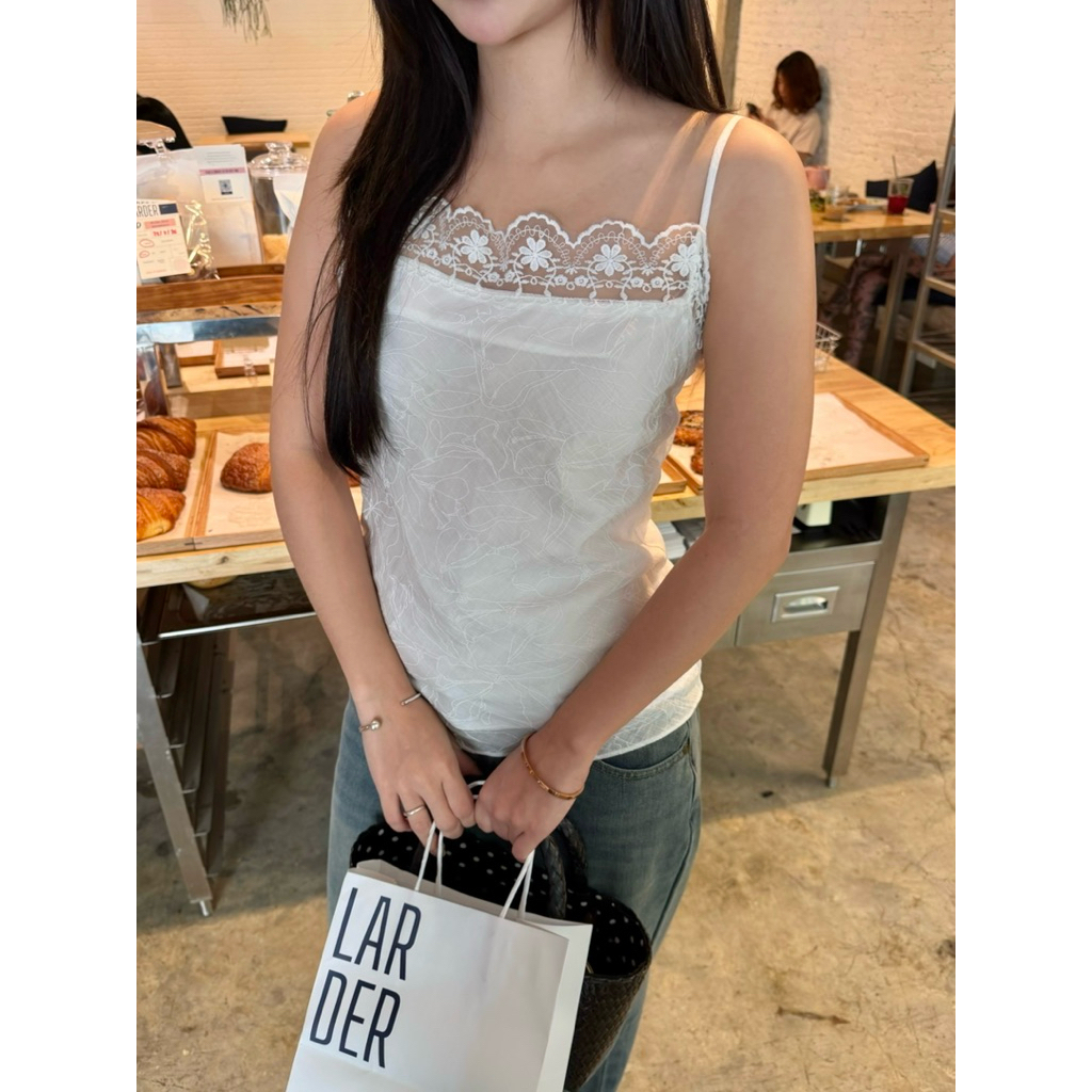 lace slip top - aishaabkk เสื้อสายเดี่ยวลูกไม้ detail ปักลูกไม้ตรงหน้าอกและมีผ้าคล้องคอ
